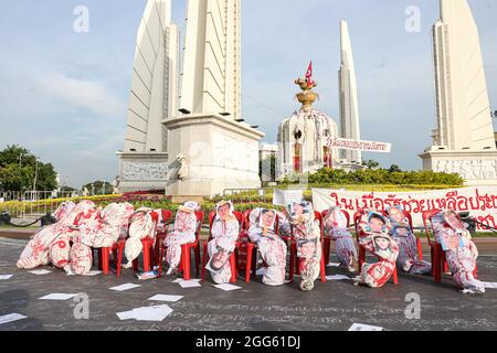 Bangkok, THAILAND - 18. August 2021: Pro-demokratische Demonstranten, "Thalufah", versammeln sich am Democracy Monument für politische symbolische Äußerungen und Proteste. Stockfoto