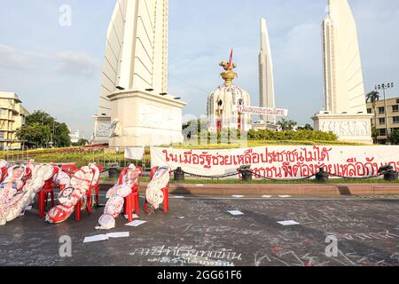 Bangkok, THAILAND - 18. August 2021: Pro-demokratische Demonstranten, "Thalufah", versammeln sich am Democracy Monument für politische symbolische Äußerungen und Proteste. Stockfoto