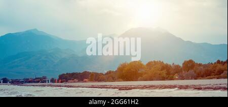 Blick vom Meer ins Land, Olymp in Griechenland im Hintergrund Stockfoto