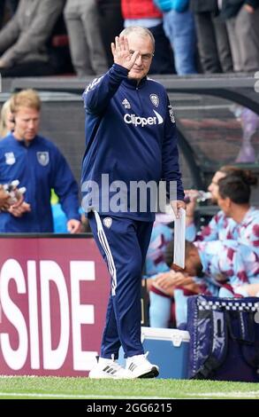 Burnley, Großbritannien. August 2021. Marcelo Bielsa Manager von Leeds United winkt den Fans beim Premier League-Spiel in Turf Moor, Burnley, zu. Bildnachweis sollte lauten: Andrew Yates/Sportimage Kredit: Sportimage/Alamy Live News Stockfoto