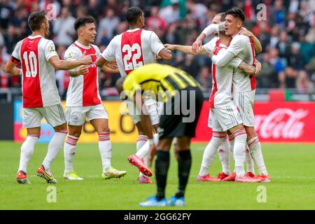 AMSTERDAM, NIEDERLANDE - 29. AUGUST: Edson Alvarez von Ajax feiert sein Ziel mit Sebastien Haller von Ajax, Antony von Ajax, Dusan Tadic von Ajax während des niederländischen Eredivisie-Spiels zwischen Ajax und Vitesse in der Johan Cruijff Arena am 29. August 2021 in Amsterdam, Niederlande (Foto: Peter Lous/Orange Picches) Stockfoto