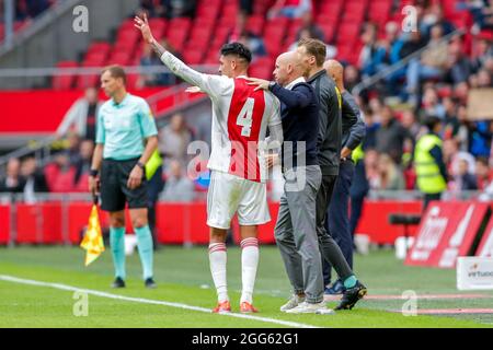 AMSTERDAM, NIEDERLANDE - 29. AUGUST: Edson Alvarez von Ajax, Trainer Erik ten Hag von Ajax während des niederländischen Eredivisie-Spiels zwischen Ajax und Vitesse in der Johan Cruijff Arena am 29. August 2021 in Amsterdam, Niederlande (Foto: Peter Lous/Orange Picts) Stockfoto