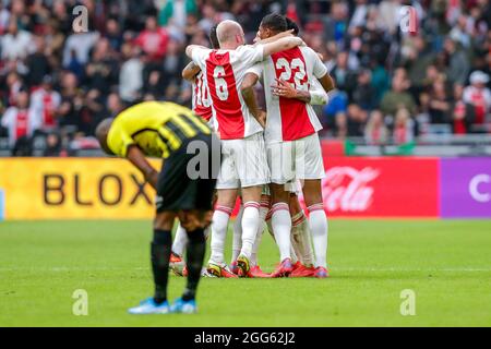 AMSTERDAM, NIEDERLANDE - 29. AUGUST: Edson Alvarez von Ajax feiert sein Ziel mit Sebastien Haller von Ajax, Davy Klaassen von Ajax während des niederländischen Eredivisie-Spiels zwischen Ajax und Vitesse in der Johan Cruijff Arena am 29. August 2021 in Amsterdam, Niederlande (Foto: Peter Lous/Orange Picches) Stockfoto