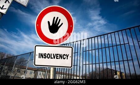 Straßenschild Richtung Weg zu neuen Anfang gegen Insolvenz Stockfoto