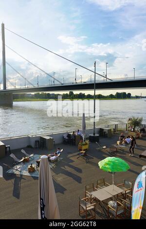 Entspannender Sommernachmittag am Stadtstrand am Rhein in Düsseldorf. Stockfoto