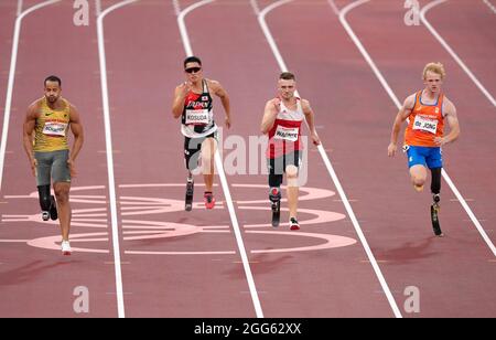 Action von den 100 m der Männer - T63 Heat 2 als der deutsche Leon Schaefer am fünften Tag der Paralympischen Spiele in Tokio 2020 in Japan bei der Leichtathletik im Olympiastadion gegen Daniel Wagner gewinnt. Bilddatum: Sonntag, 29. August 2021. Stockfoto