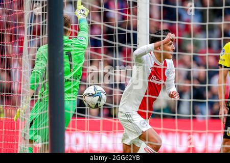AMSTERDAM, NIEDERLANDE - 29. AUGUST: Edson Alvarez von Ajax feiert sein Tor, Torwart Markus Schubert von Vitesse beim niederländischen Eredivisie-Spiel zwischen Ajax und Vitesse in der Johan Cruijff Arena am 29. August 2021 in Amsterdam, Niederlande (Foto: Peter Lous/Orange Picts) Stockfoto