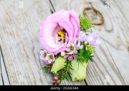 Hochzeit boutonniere mit rosa eustoma und chamelaucium Blumen. Partydekor Stockfoto