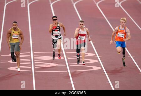 Action von den 100 m der Männer - T63 Heat 2 als der deutsche Leon Schaefer am fünften Tag der Paralympischen Spiele in Tokio 2020 in Japan bei der Leichtathletik im Olympiastadion gegen Daniel Wagner gewinnt. Bilddatum: Sonntag, 29. August 2021. Stockfoto