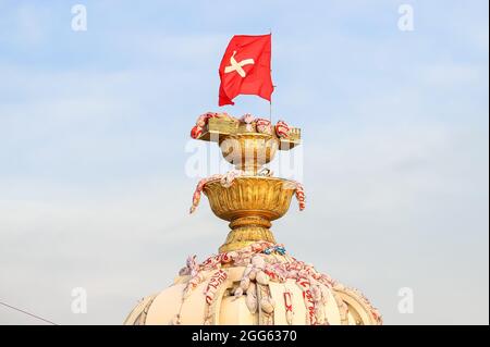 Bangkok, THAILAND - 18. August 2021: Pro-demokratische Demonstranten, "Thalufah", versammeln sich am Democracy Monument für politische symbolische Äußerungen und Proteste. Stockfoto