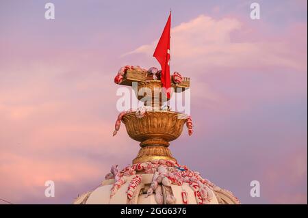 Bangkok, THAILAND - 18. August 2021: Pro-demokratische Demonstranten, "Thalufah", versammeln sich am Democracy Monument für politische symbolische Äußerungen und Proteste. Stockfoto