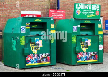 Zwei öffentliche Kleidung und Schuhbehälter für Spenden zur Unterstützung der Heilsarmee, vor einem Supermarkt, Ayrshire, Schottland, Großbritannien Stockfoto