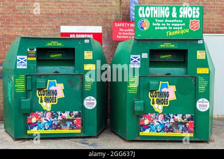 Zwei öffentliche Kleidung und Schuhbehälter für Spenden zur Unterstützung der Heilsarmee, vor einem Supermarkt, Ayrshire, Schottland, Großbritannien Stockfoto