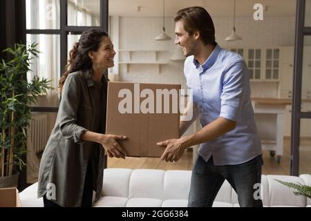 Glücklich schöne junge Familie paar Umzug Sachen in neue Wohnung. Stockfoto