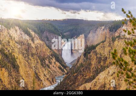 Lower Falls Blick vom Artist Point im Grand Canyon auf den Yellowstone in Wyoming, USA Stockfoto