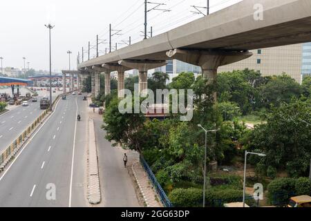 Blick auf die Metro-Linie Delhi neben einer Schnellstraße zwischen Delhi und Faridabad. Stockfoto