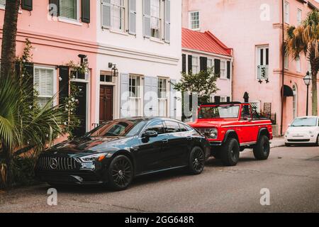 Ein Mercedes AMG GT 43 und ein Ford Bronco 1974 in Charleston, South Carolina. Stockfoto