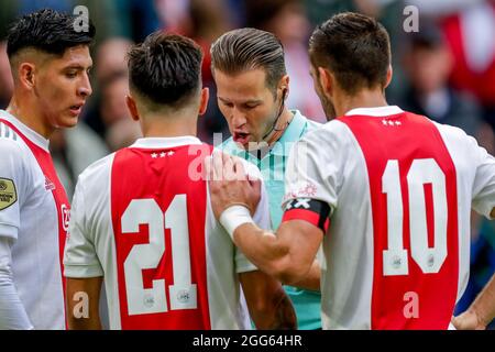 AMSTERDAM, NIEDERLANDE - 29. AUGUST: Lisandro Martinez von Ajax, Edson Alvarez von Ajax, Dusan Tadic von Ajax, Schiedsrichter Danny Makkelie während des niederländischen Eredivisie-Spiels zwischen Ajax und Vitesse in der Johan Cruijff Arena am 29. August 2021 in Amsterdam, Niederlande (Foto: Peter Lous/Orange Picches) Stockfoto