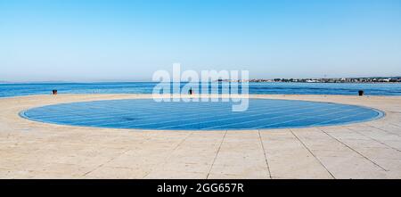 Sonnenkollektoren an der Küste der Stadt Zadar, Kroatien. Stockfoto