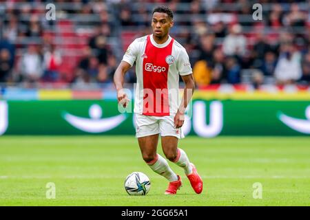 AMSTERDAM, NIEDERLANDE - 29. AUGUST: Jurrien Timber von Ajax während des niederländischen Eredivisie-Spiels zwischen Ajax und Vitesse in der Johan Cruijff Arena am 29. August 2021 in Amsterdam, Niederlande (Foto: Peter Lous/Orange Picts) Stockfoto