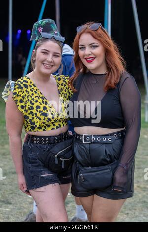 Leeds, Großbritannien. August 2021. Leeds Festival-Feiernden posieren für Bilder Bramham Park Credit: Jason Richardson/Alamy Live News Stockfoto