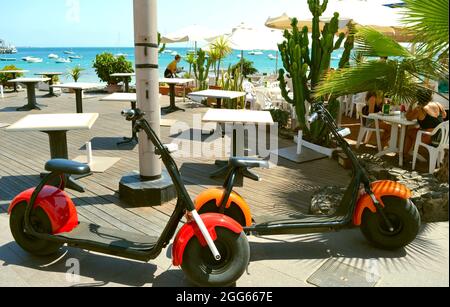 Elektroroller vor einem Restaurant am Corralejo Beach in Fuerteventura, einem der Kana Stockfoto