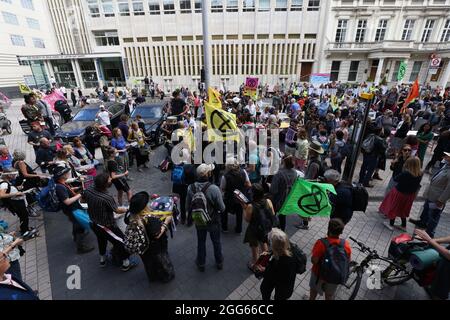 Demonstranten während eines Protestes von Mitgliedern des Extinction Rebellion in der Nähe des Science Museum im Zentrum von London. Bilddatum: Sonntag, 29. August 2021. Stockfoto