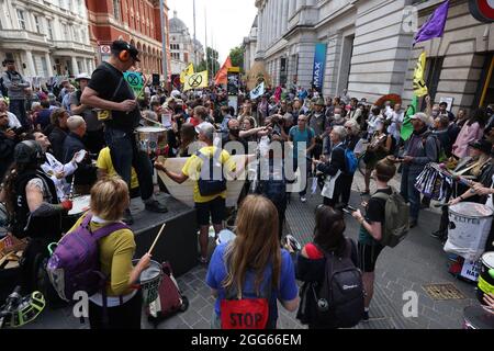 Demonstranten während eines Protestes von Mitgliedern des Extinction Rebellion in der Nähe des Science Museum im Zentrum von London. Bilddatum: Sonntag, 29. August 2021. Stockfoto