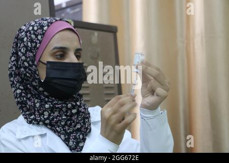 Rafah, Der Gazastreifen, Palästina. August 2021. Ein Gesundheitshelfer impft einen Palästinenser gegen die Coronavirus-Krankheit (COVID-19) in der Stadt Rafah im Süden des Gazastreifens. (Bild: © Doaa Khaled/Quds Net News via ZUMA Press Wire) Stockfoto