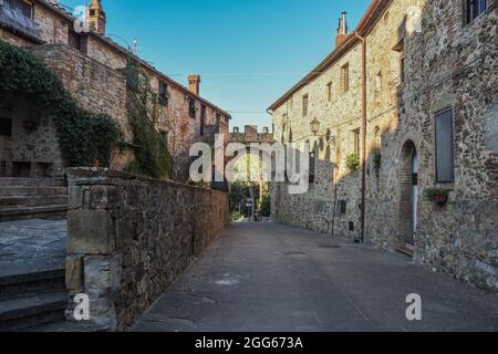 Castello di Porrona: strada all'interno delle mura Stockfoto