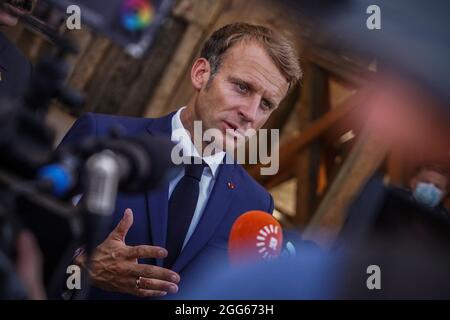 Mosul, Irak. August 2021. Der französische Präsident Emmanuel Macron spricht bei einer Tour durch die Altstadt von Mosul mit den Medien. Quelle: Ismael Adnan/dpa/Alamy Live News Stockfoto