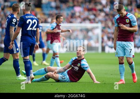 BURNLEY, GROSSBRITANNIEN. 29. AUGUST Jack Harrison von Leeds United fouls Ashley Barnes von Burnley während des Premier League-Spiels zwischen Burnley und Leeds United in Turf Moor, Burnley am Sonntag, 29. August 2021. (Kredit: Pat Scaasi | MI Nachrichten) Kredit: MI Nachrichten & Sport /Alamy Live Nachrichten Stockfoto