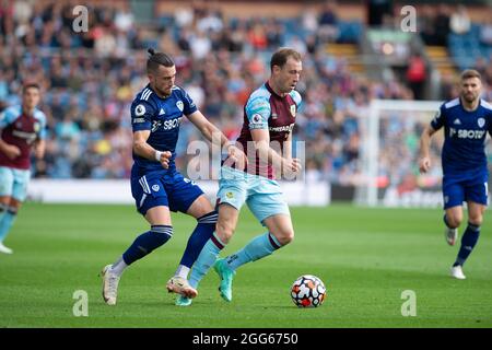 BURNLEY, GROSSBRITANNIEN. 29. AUGUST Jack Harrison von Leeds United fouls Ashley Barnes von Burnley während des Premier League-Spiels zwischen Burnley und Leeds United in Turf Moor, Burnley am Sonntag, 29. August 2021. (Kredit: Pat Scaasi | MI Nachrichten) Kredit: MI Nachrichten & Sport /Alamy Live Nachrichten Stockfoto