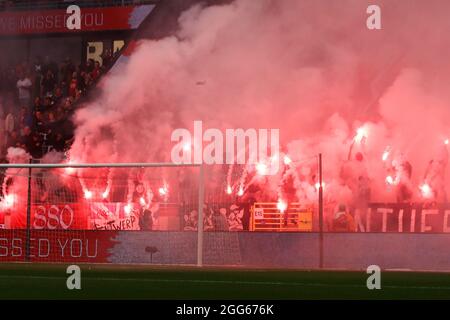 Die Abbildung zeigt die Anhänger Antwerpens mit einem Feuerwerk vor einem Fußballspiel zwischen dem Royal Antwerp FC und Oud-Heverlee Leuven am Sonntag Stockfoto