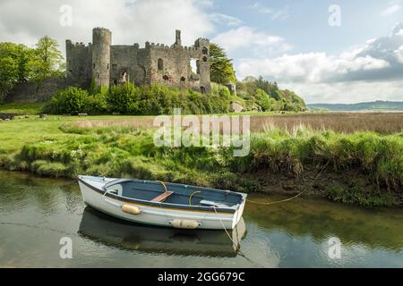 Laugharne Castle an der Küste von Carmarthenshire in Laugharne Stockfoto