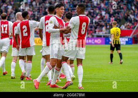 AMSTERDAM, NIEDERLANDE - 29. AUGUST: Ryan Gravenberch von Ajax feiert sein Ziel mit Edson Alvarez von Ajax während des niederländischen Eredivisie-Spiels zwischen Ajax und Vitesse in der Johan Cruijff Arena am 29. August 2021 in Amsterdam, Niederlande (Foto: Peter Lous/Orange Picts) Stockfoto
