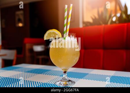 Erfrischende, frisch zubereitete Limonade mit Minze, Früchten und Eiswürfeln. Stockfoto