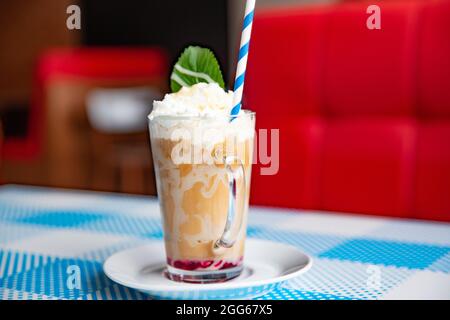 Gekühlter Karamell-Latte-Kaffee in einem hohen Glas mit Schlagsahne. Stockfoto