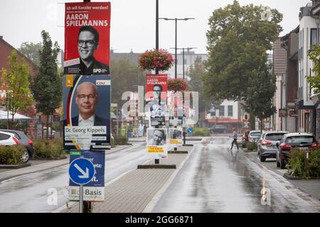 Huerth, NRW, Deutschland 08 29 2021, mehrere SPD, CDU und andere Wahlplakate und Billoards in einer Dorfstraße, auf Straßenlaternen-Mast fixiert. Stockfoto