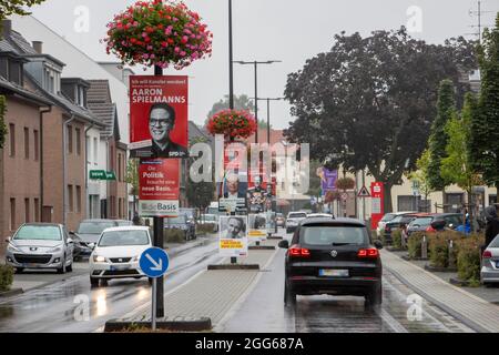 Huerth, NRW, Deutschland 08 29 2021, mehrere SPD, CDU und andere Wahlplakate und Billoards in einer Dorfstraße, auf Straßenlaternen-Mast fixiert. Stockfoto