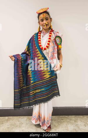 Sunbury-on-Thames, Surrey 29. August 2021 EIN nepalesisches Mädchen mit traditioneller Kleidung aus dem Osten Nepals in der nepalesischen Mela im Kempton Park Paul Quezada-Neiman/Alamy Live News Stockfoto