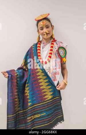 Sunbury-on-Thames, Surrey 29. August 2021 EIN nepalesisches Mädchen mit traditioneller Kleidung aus dem Osten Nepals in der nepalesischen Mela im Kempton Park Paul Quezada-Neiman/Alamy Live News Stockfoto