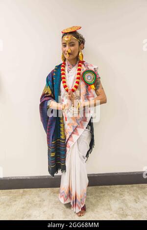 Sunbury-on-Thames, Surrey 29. August 2021 EIN nepalesisches Mädchen mit traditioneller Kleidung aus dem Osten Nepals in der nepalesischen Mela im Kempton Park Paul Quezada-Neiman/Alamy Live News Stockfoto