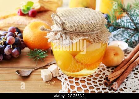 Krug mit eingelegten Pfirsichen. Gesunde Ernährung Stockfoto