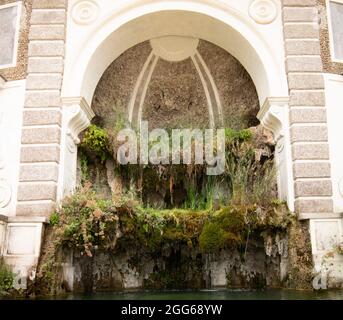 Detail der Treppe und des Brunnens, die zu den Farnesischen Gärten auf dem Palatin in Rom führen Stockfoto