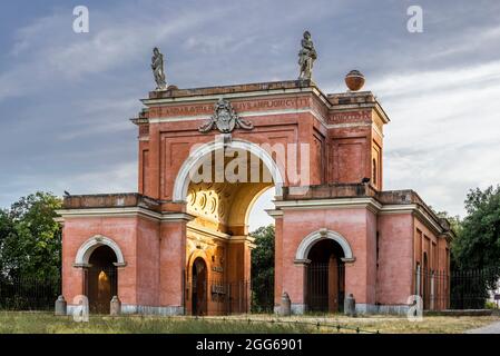 Der Bogen der vier Winde im Park der Villa Doria Pamphili in Rom bei Sonnenuntergang Stockfoto