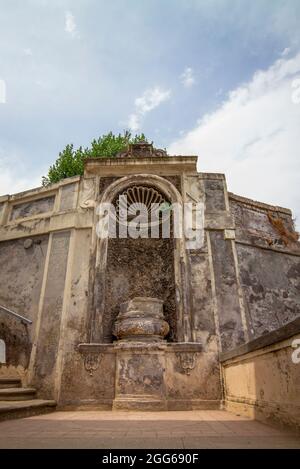 Detail der Treppe und des Brunnens, die zu den Farnesischen Gärten auf dem Palatin in Rom führen Stockfoto