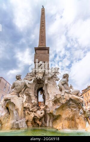 Im Sommer der Brunnen der vier Wasserfälle auf der Piazza Navona in Rom Stockfoto