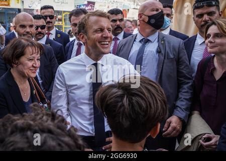 Mosul, Irak. August 2021. Der französische Präsident Emmanuel Macron wird während einer Tour durch die Altstadt von Mosul abgebildet. Quelle: Ismael Adnan/dpa/Alamy Live News Stockfoto