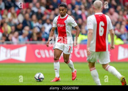 AMSTERDAM, NIEDERLANDE - 29. AUGUST: Jurrien Timber von Ajax während des niederländischen Eredivisie-Spiels zwischen Ajax und Vitesse in der Johan Cruijff Arena am 29. August 2021 in Amsterdam, Niederlande (Foto: Peter Lous/Orange Picts) Stockfoto